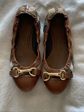 Burberry Brown Plaid Ballet Flats with Gold Horse bit hardware 

Size 39
